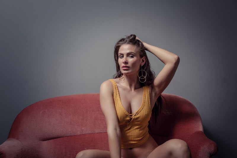 heiße Frau sitzt auf der Couch