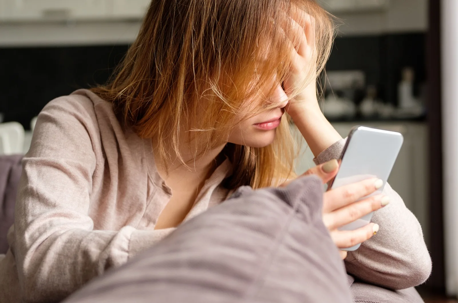 junges Maedchen mit Telefon