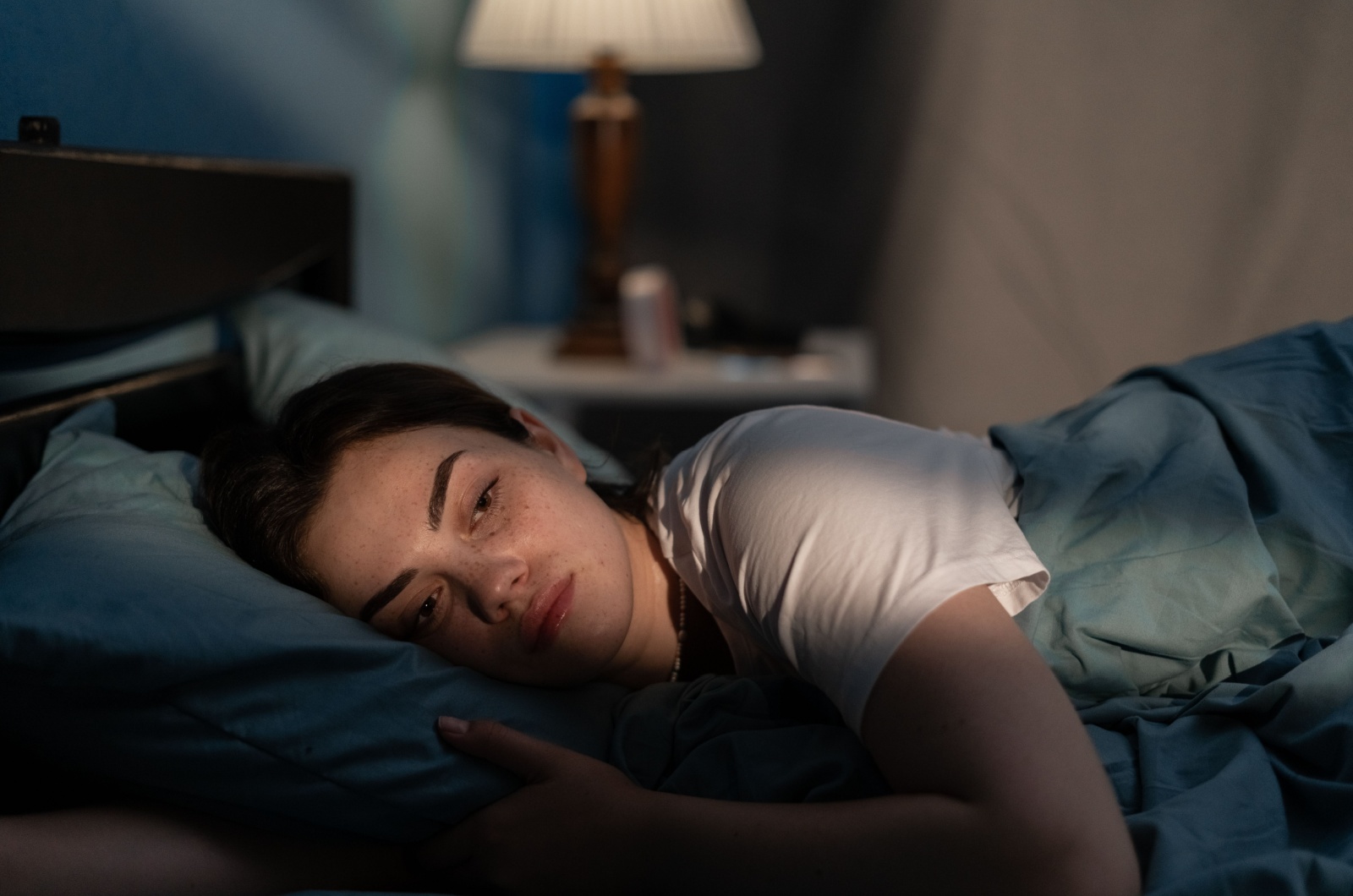 traurige Frau im Bett