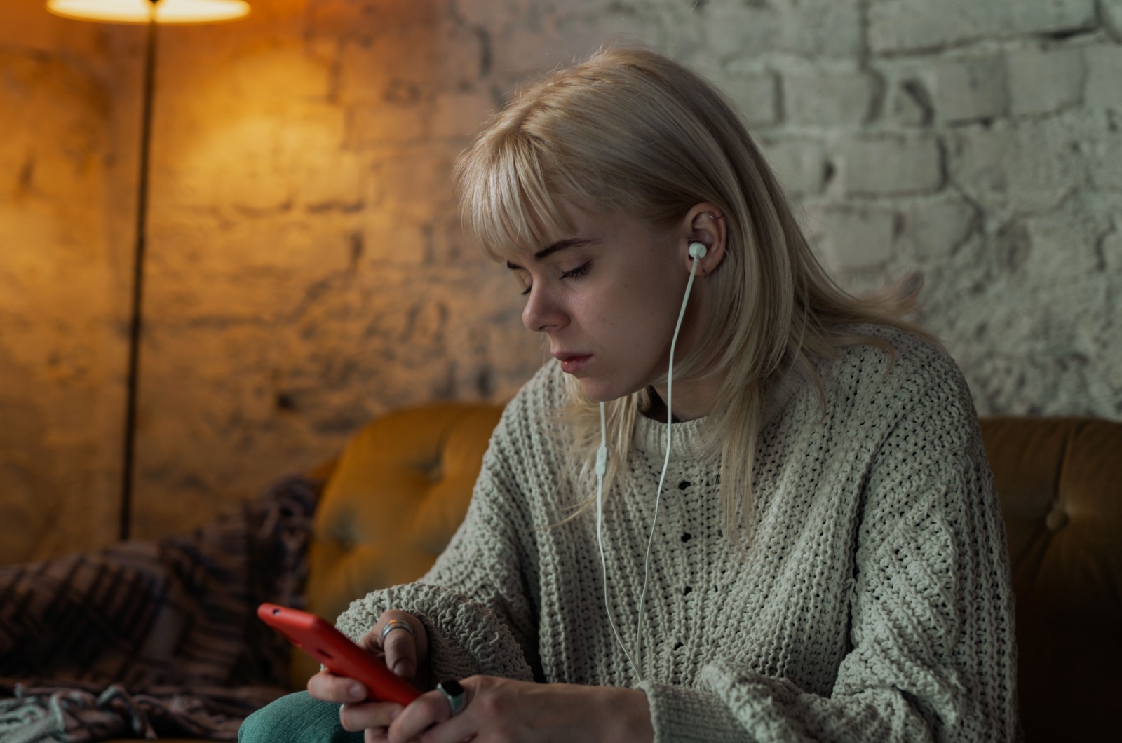 trauriges Maedchen hoert Musik
