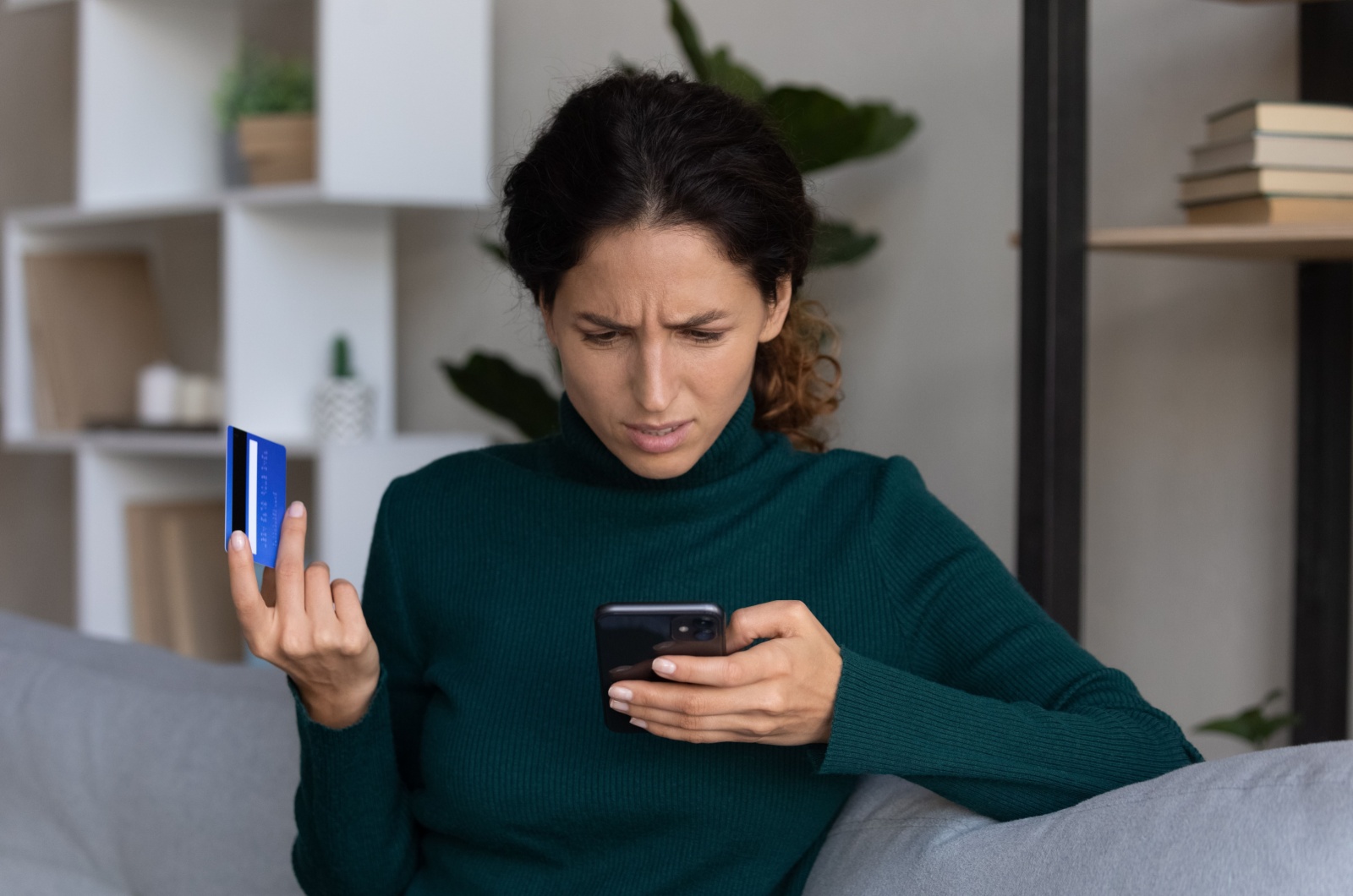 verwirrte Frau mit einem Telefon