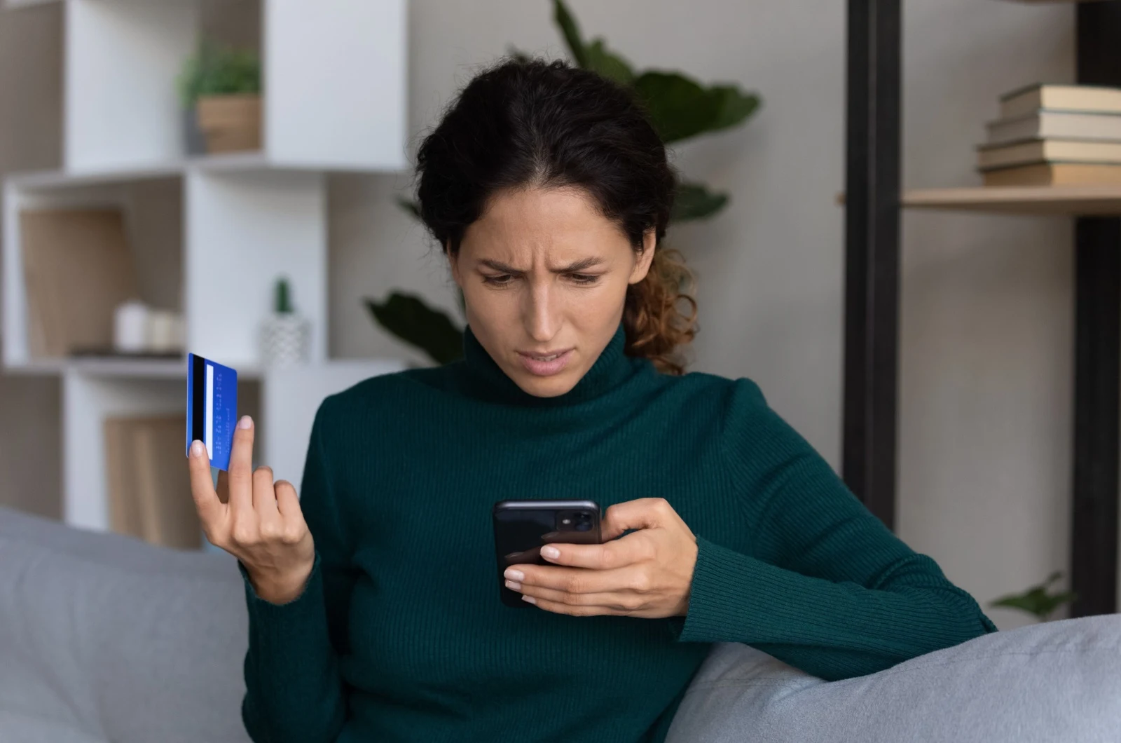 verwirrte Frau mit einem Telefon