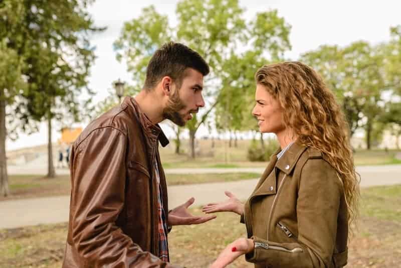 Ein Mann und eine Frau streiten sich im Park