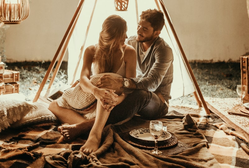 Ein romantischer Abend eines jungen Mannes und eines Mädchens in einem Zelt