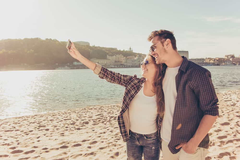Liebespaar am Strand macht ein Selfie-Foto