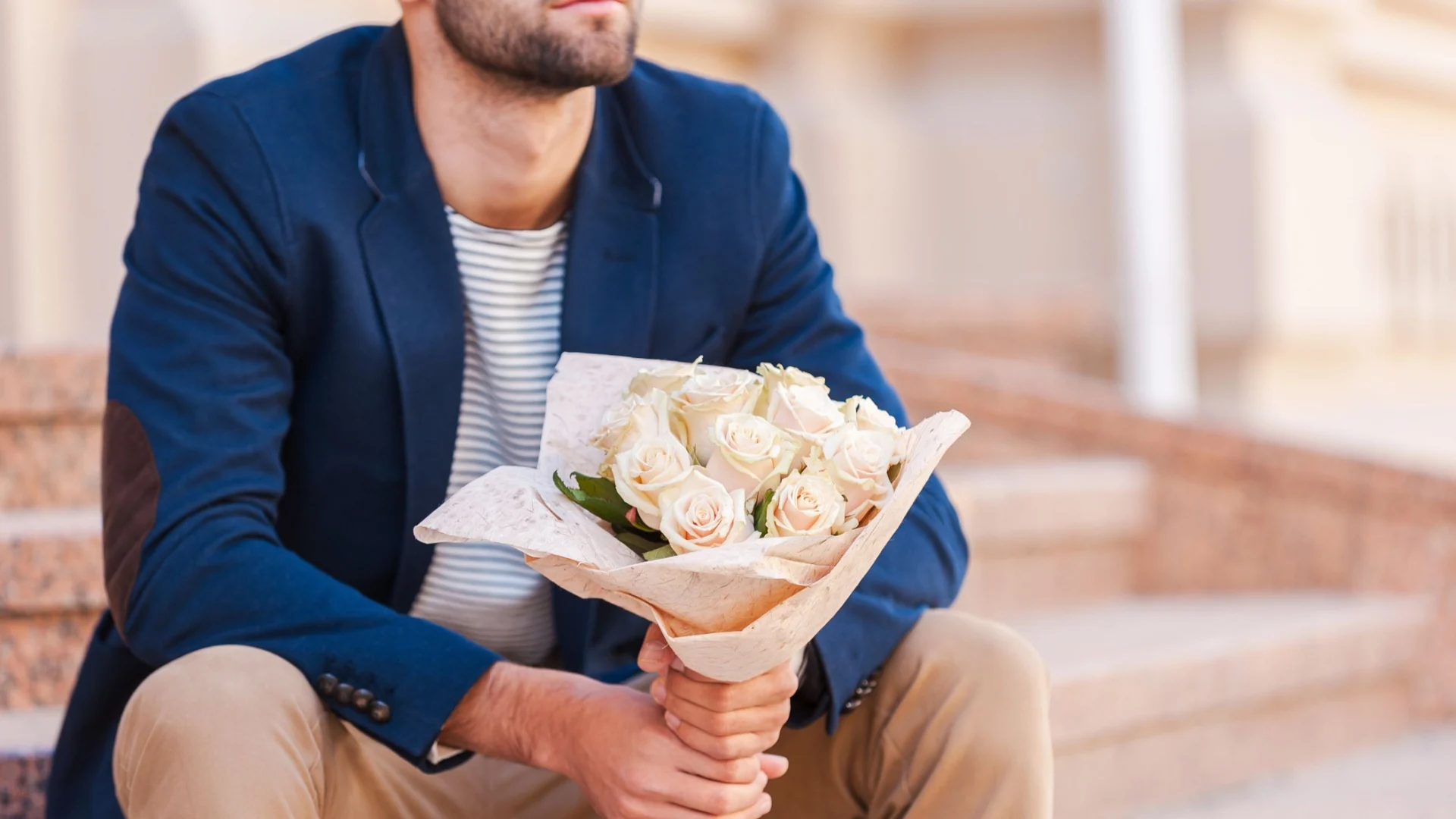 Mann wartet auf Frau mit Blumen