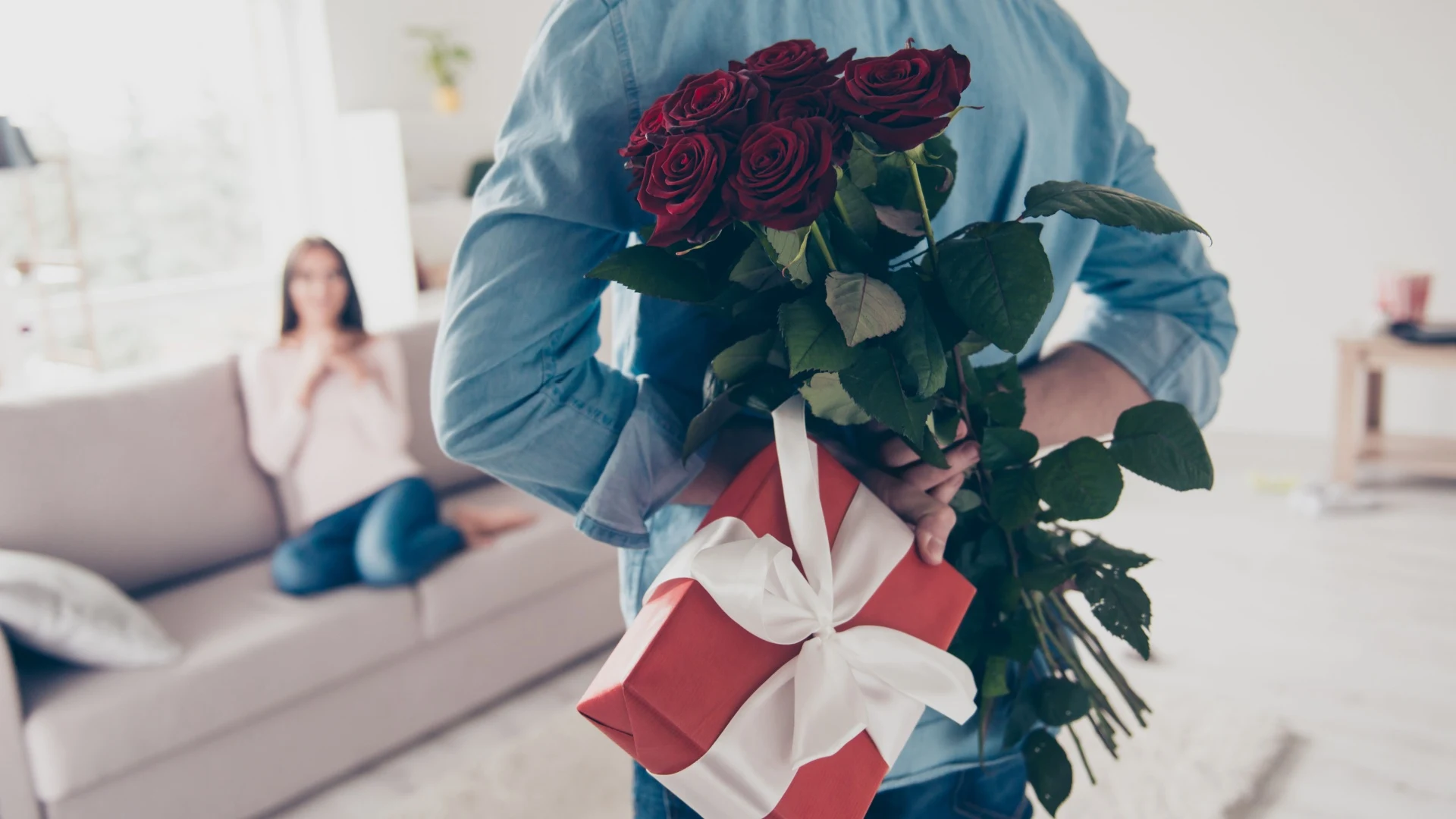 Mann haelt Blumen