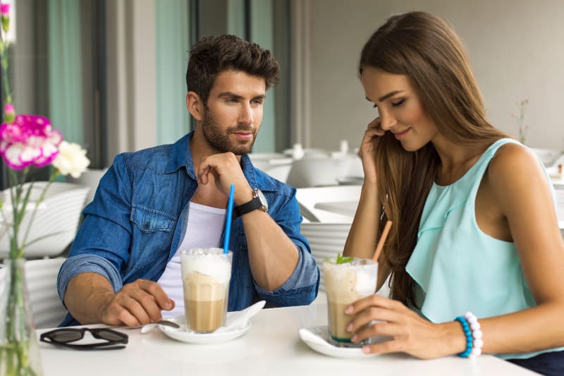 ein verliebtes Paar trinkt zusammen Kaffee