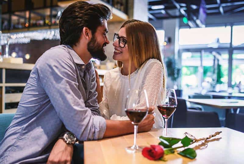 schönes Paar, das im Café nahe beieinander sitzt