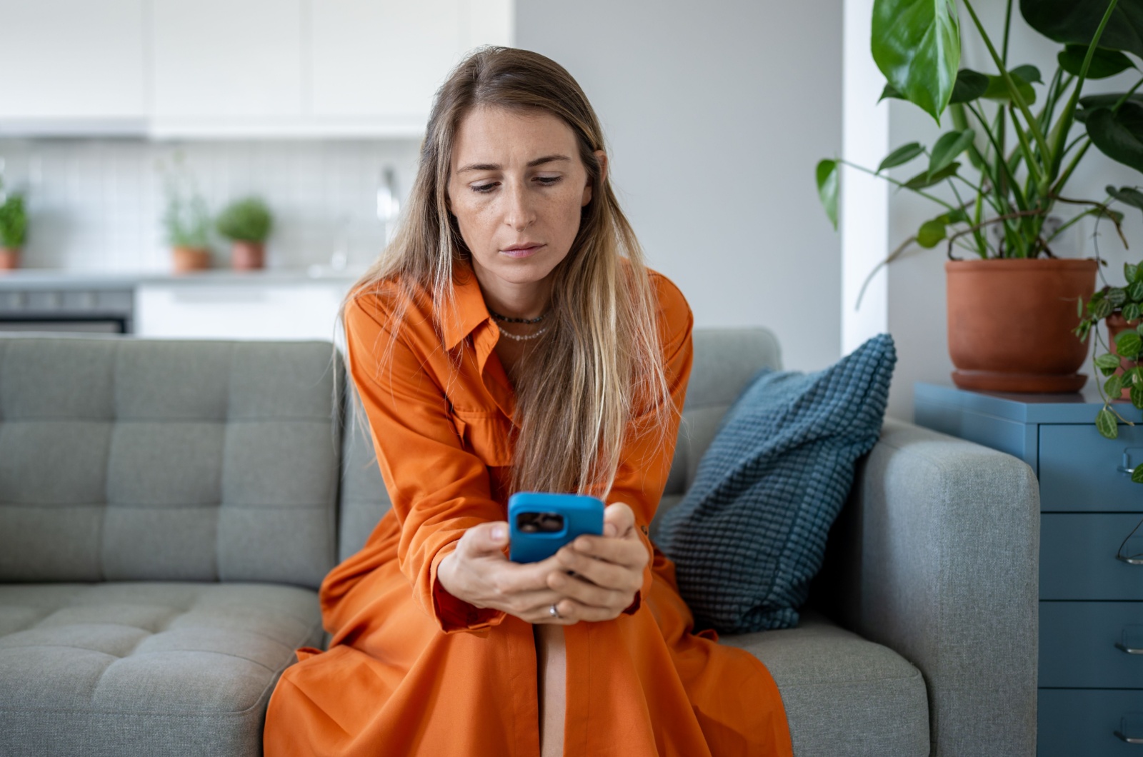 traurige Frau mit einem Telefon