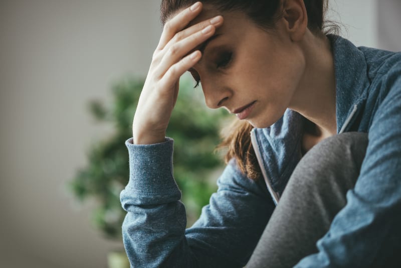 trauriges depressives Mädchen im Haus