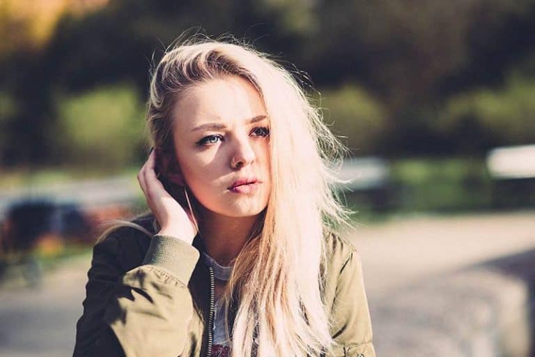 Die schöne Blondine sitzt verwirrt