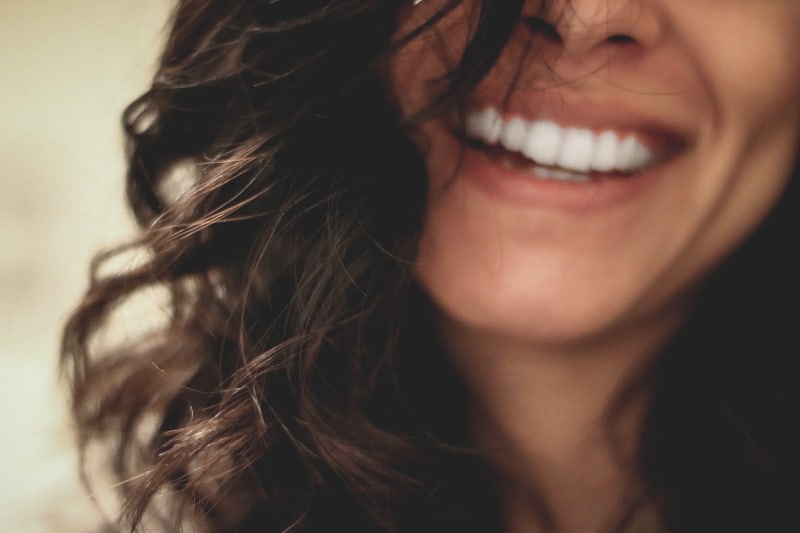Ein Mädchen mit schönen Zähnen lacht