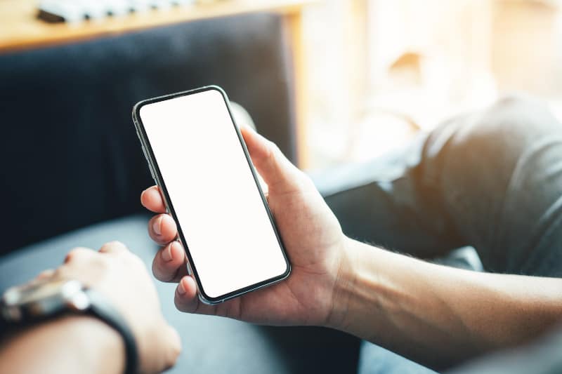 Ein Mann hält ein Handy in der Hand