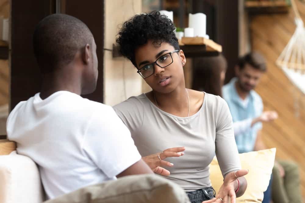Eine Afroamerikanerin führt ein ernstes Gespräch mit ihrem Mann