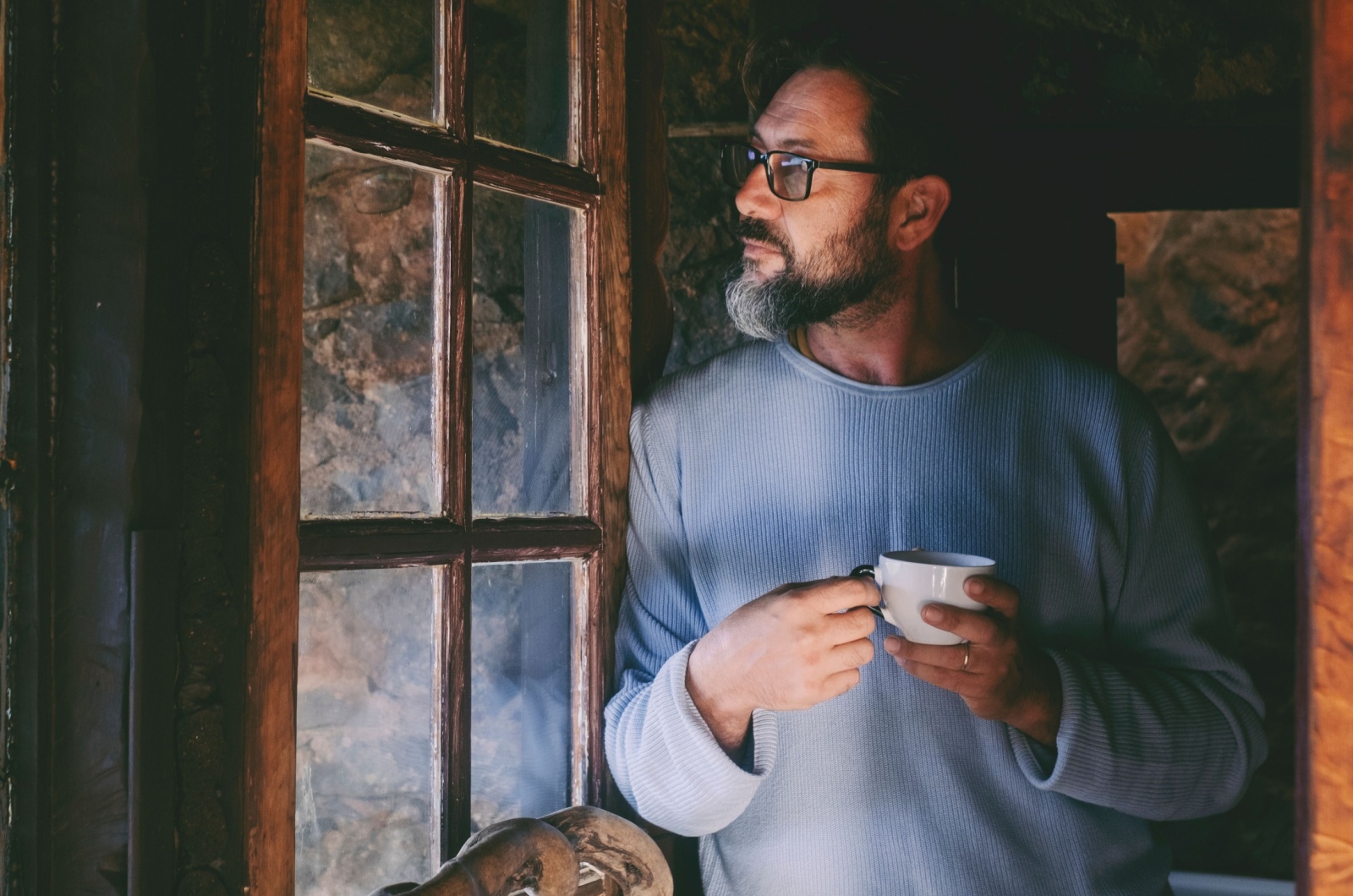 Mann mit Tasse Kaffee