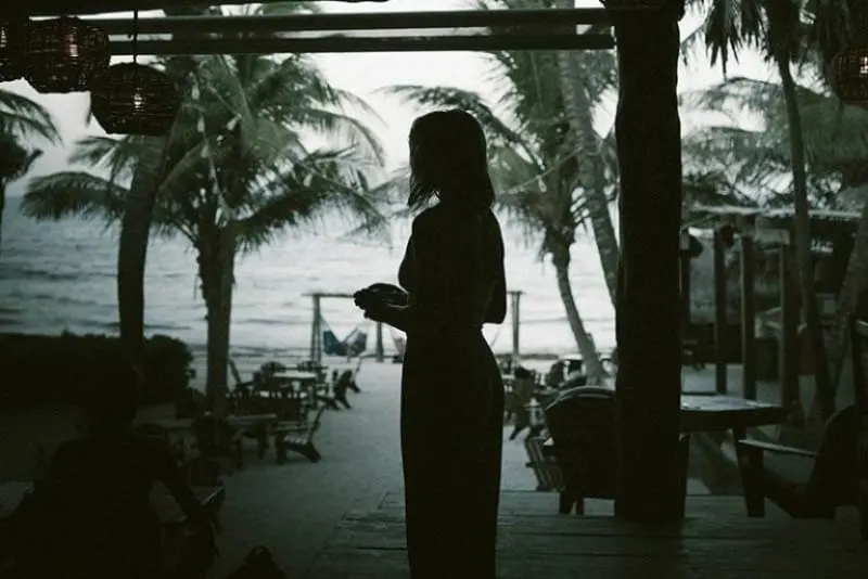 einsames Mädchen am Strand