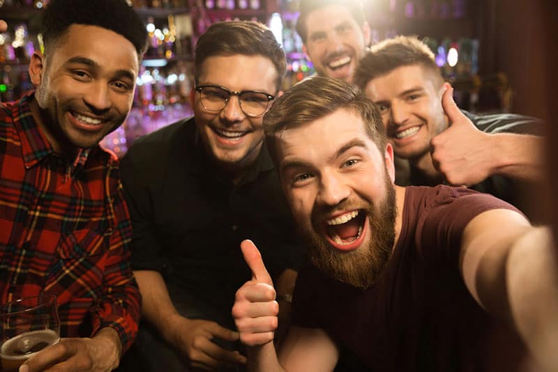 männliche Freunde machen ein Selfie