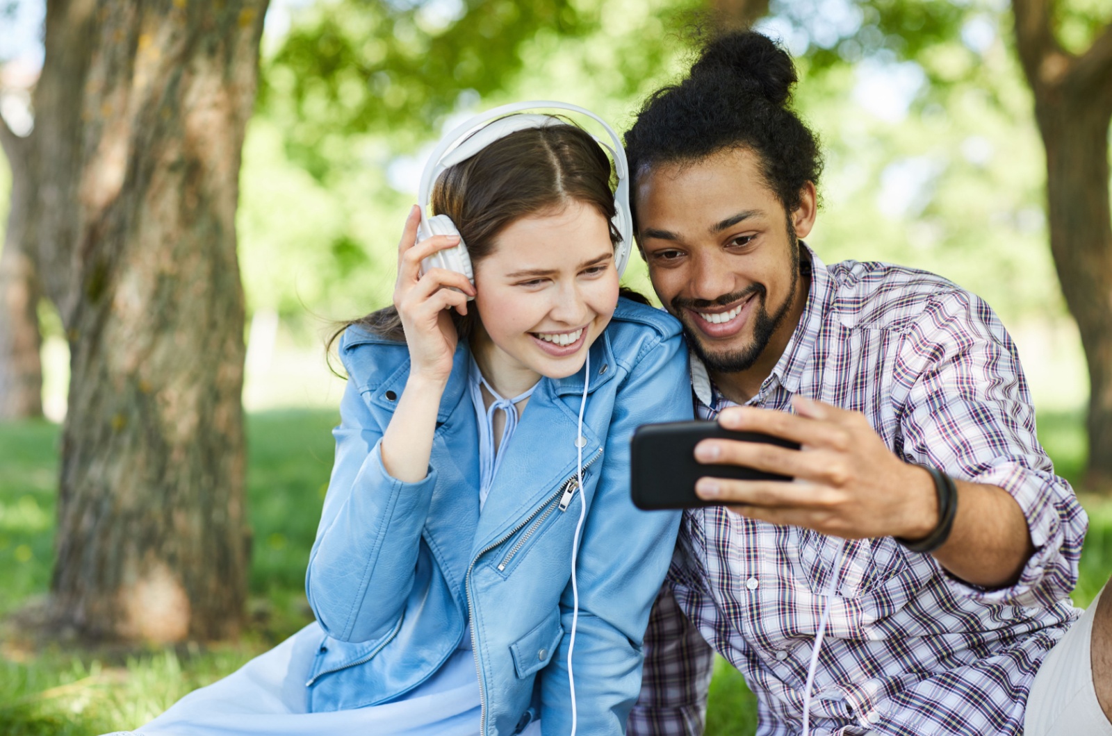 mann und frau sitzen in natur