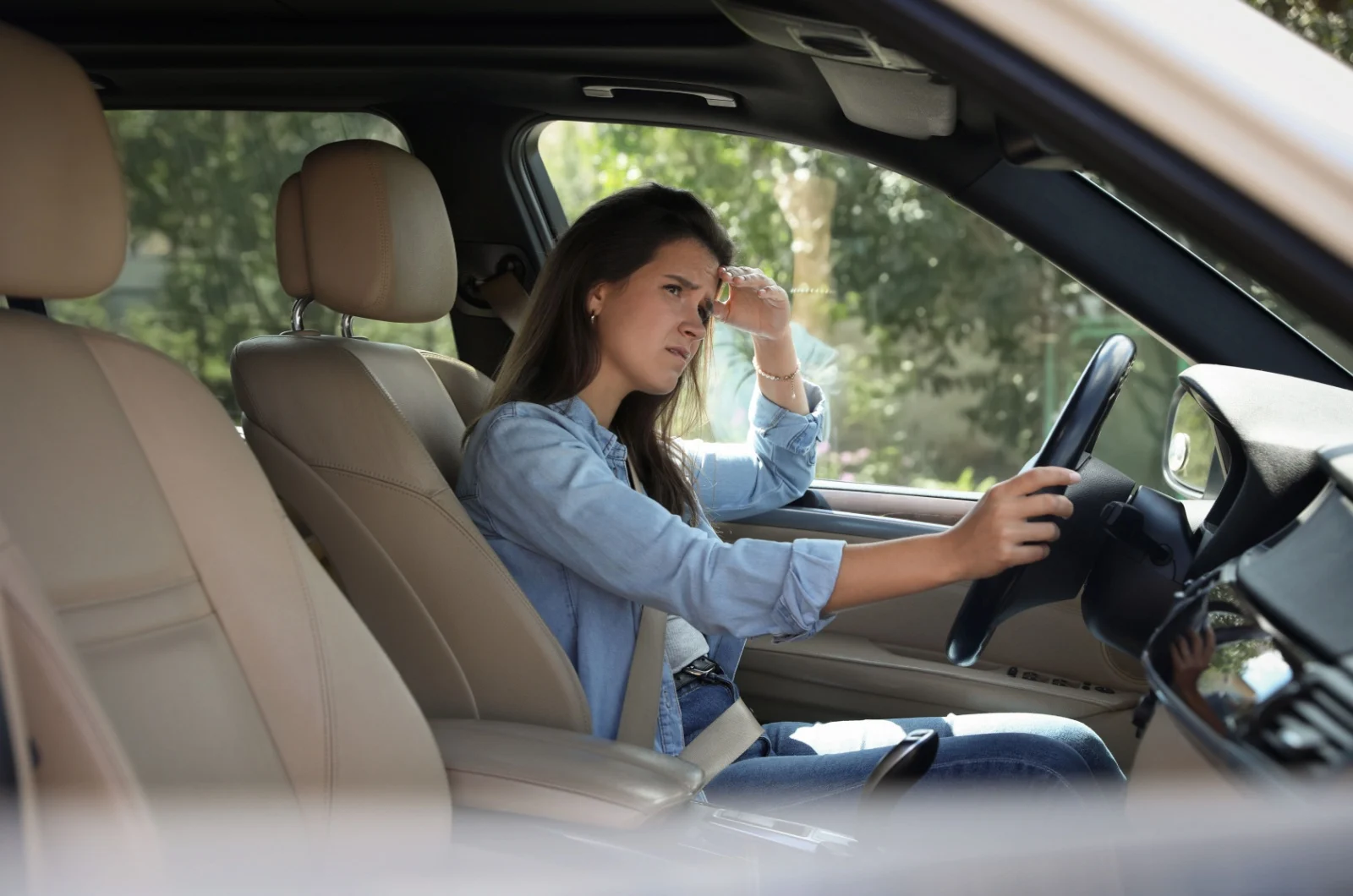 traurige Frau im Auto