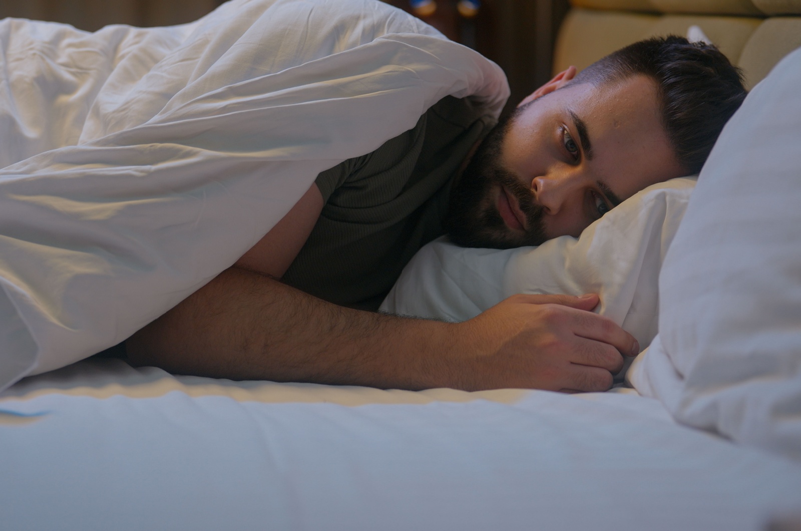 trauriger Mann im Bett