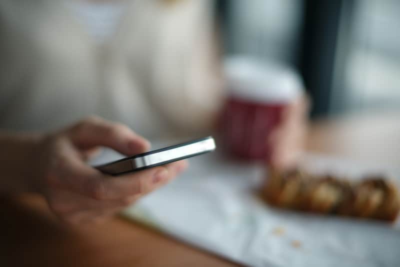 Das Mädchen benutzt ein Handy