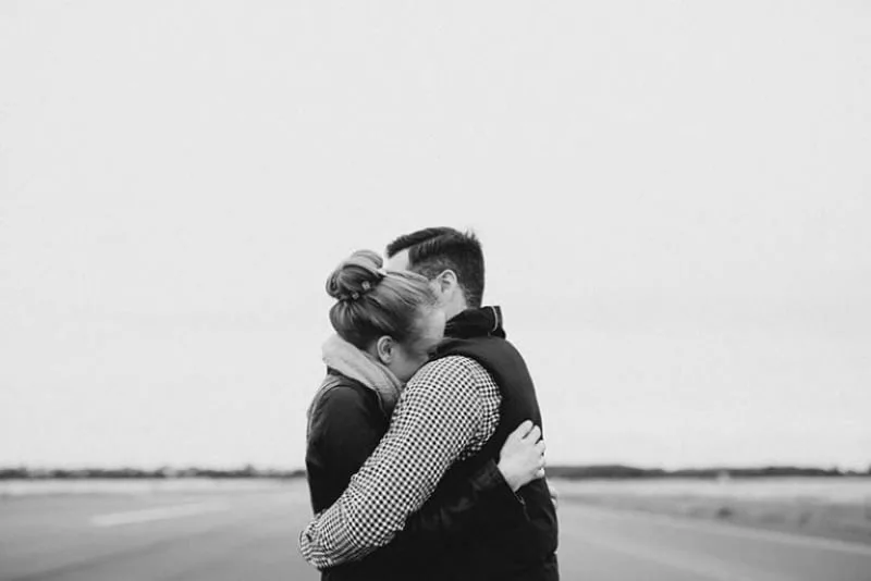 Ein Mann und ein Mädchen umarmen sich