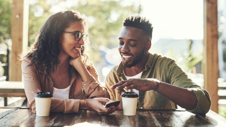 Mann flirtet mit Frau