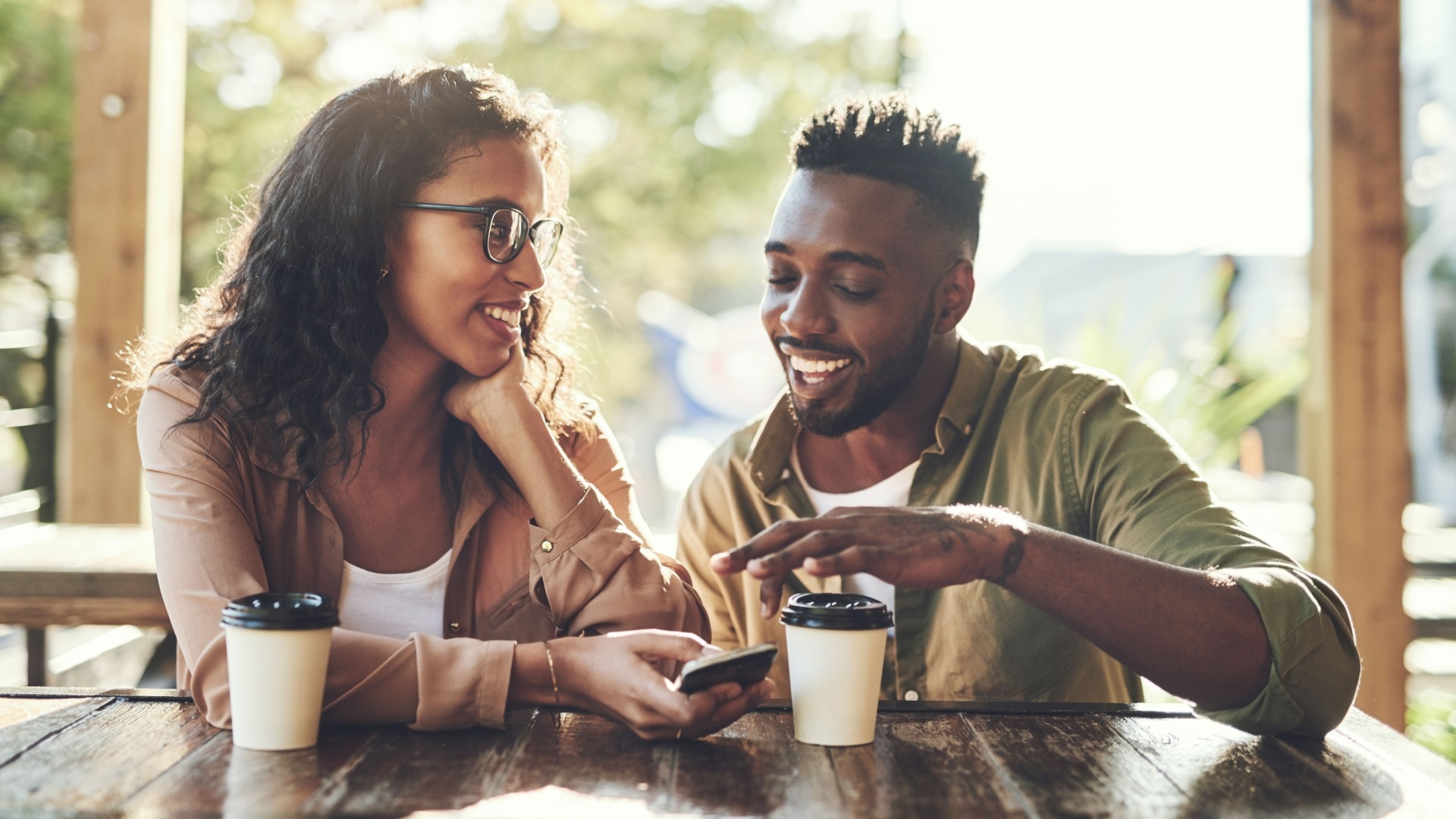 Du merkst es nicht? Diese 7 Signale zeigen, dass er heimlich in dich verliebt ist