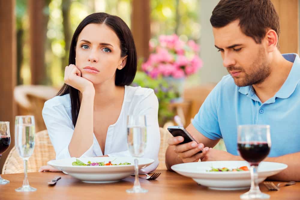 Ein Mann und ein trauriges Mädchen essen in einem Restaurant zu Mittag