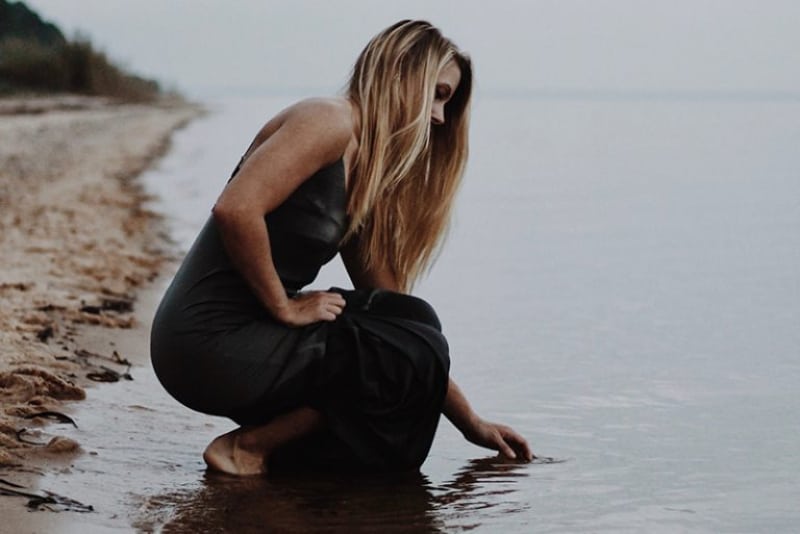 ein Mädchen, das Meerwasser in der Hand hält