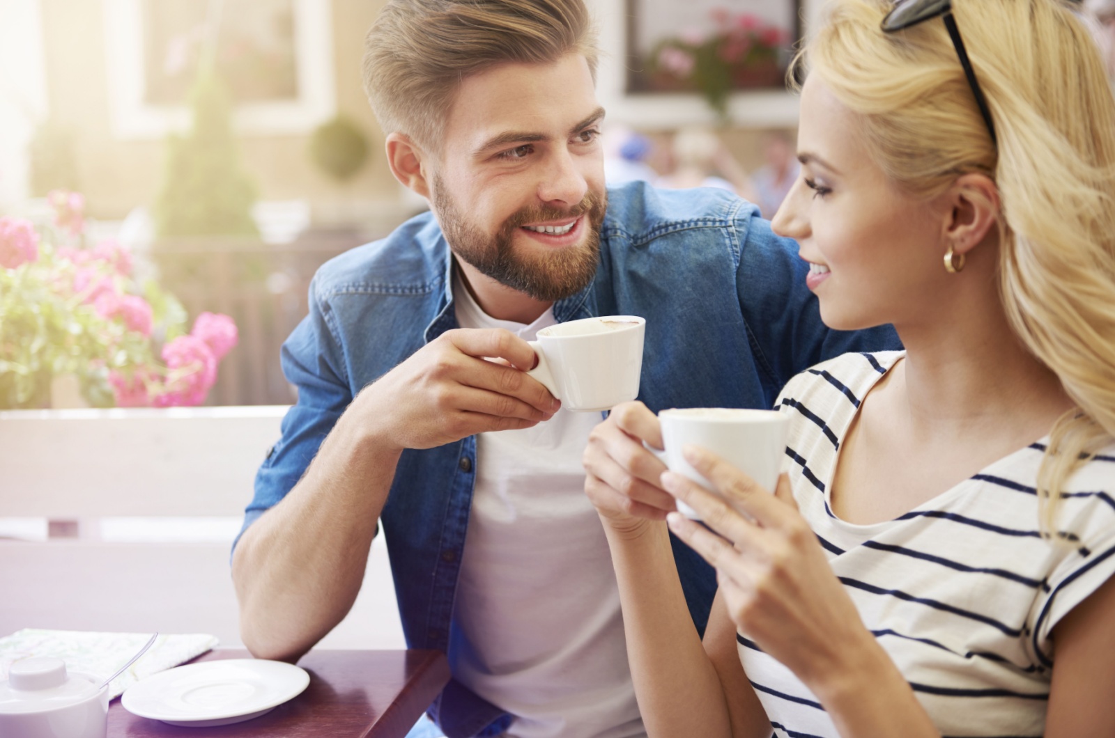 Mann und Frau trinken einen Kaffee