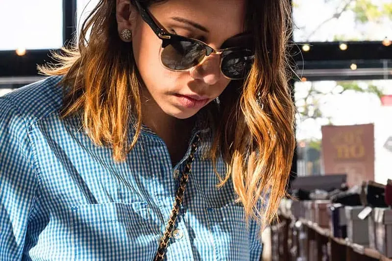 Frau mit Sonnenbrille