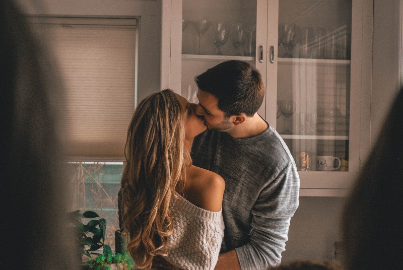 Paar küsst sich in der Küche