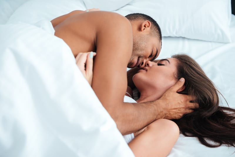 ein paar küssen und sex haben