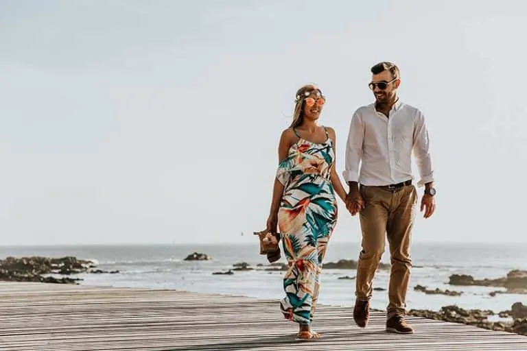 junges Paar am Strand spazieren