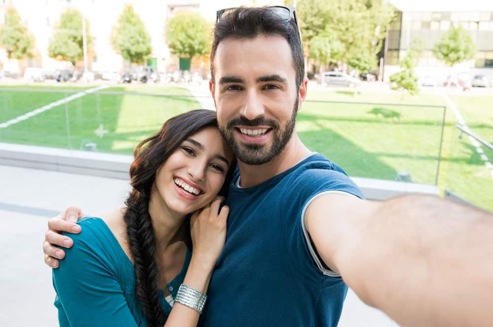 lächelndes Paar, das ein Selfie-Foto macht