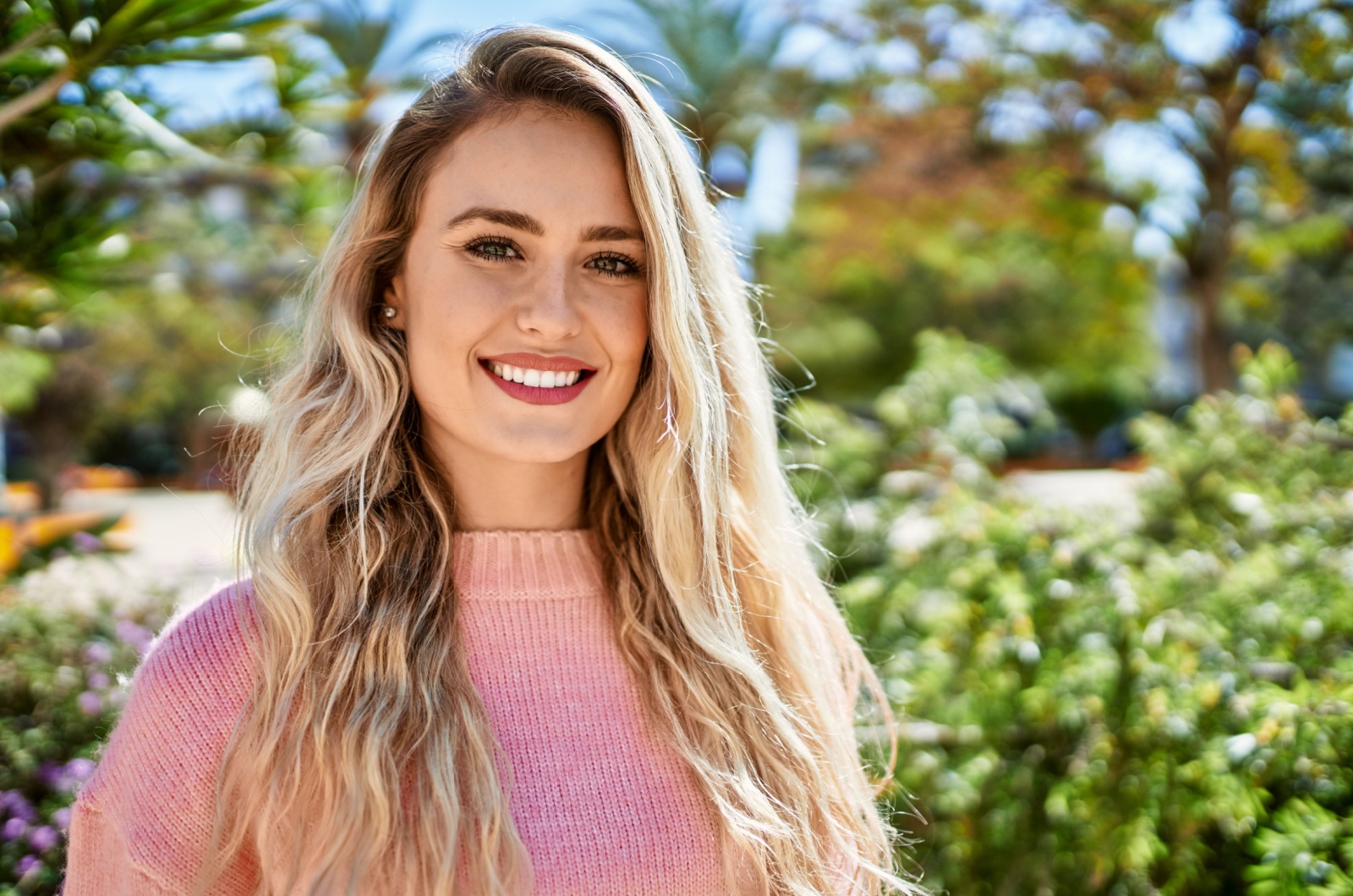 schoene blonde Frau laechelt