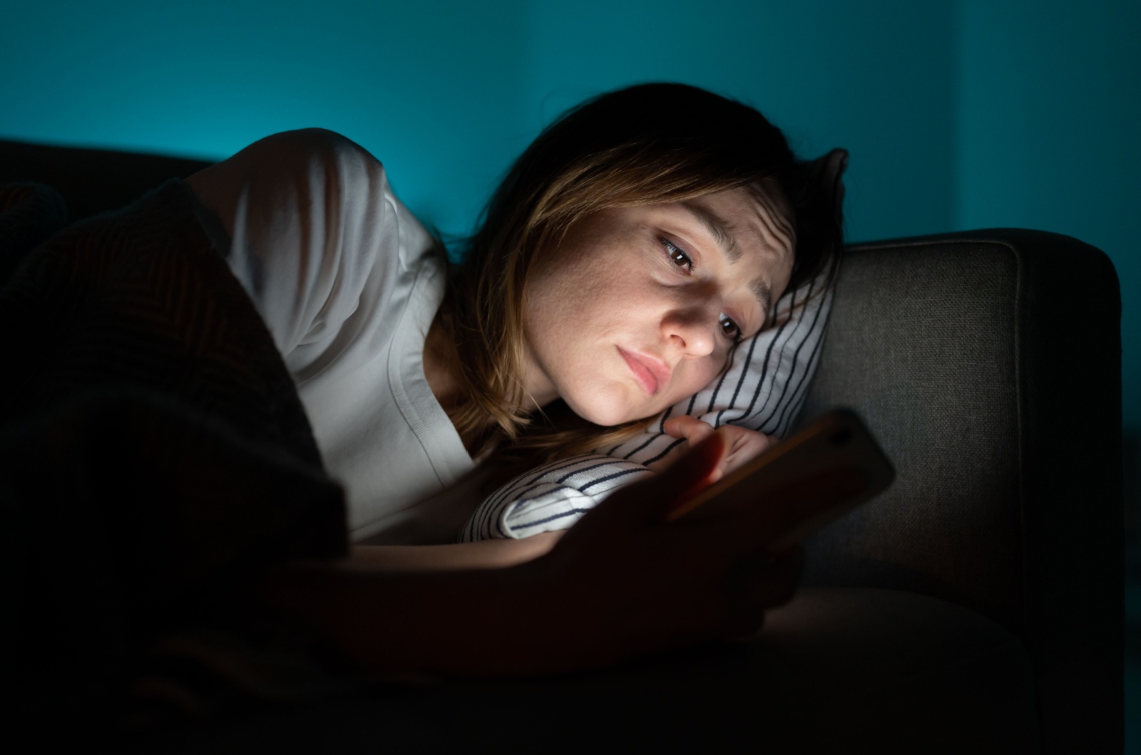 traurige Frau mit einem Telefon