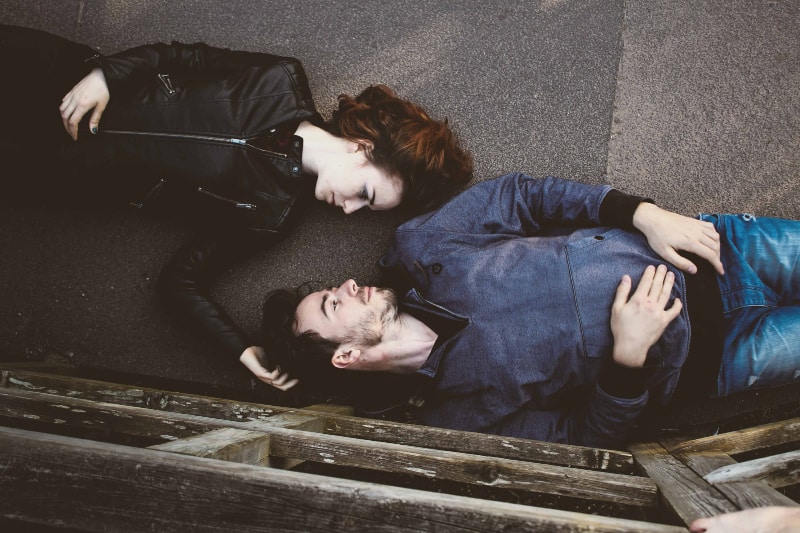 Ein Mann und eine Frau liegen auf dem Boden(1)