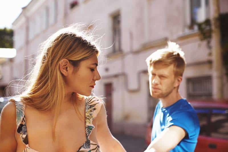 Streit zwischen jungen Liebhabern, die durch die Straßen der Stadt gehen