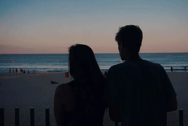 der Hintergrund eines liebenden Paares, das den Strand betrachtet