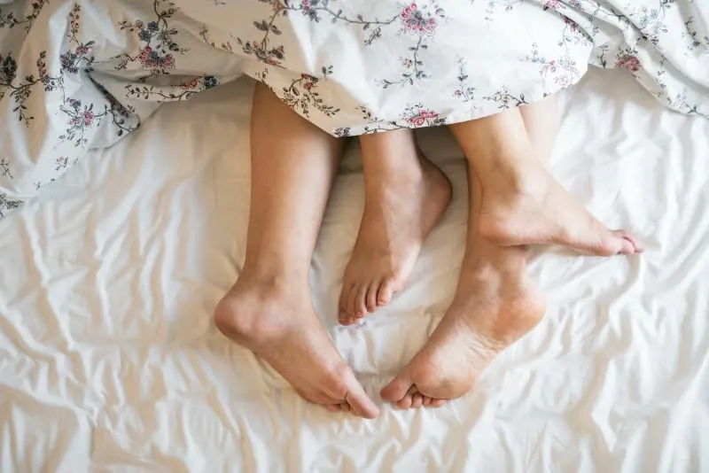 die Beine eines Mannes und einer Frau unter einer Decke(1)