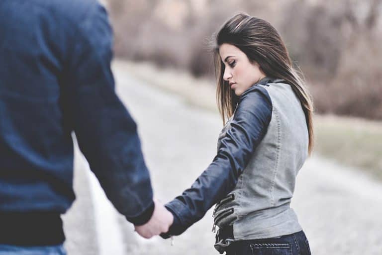 Das Mädchen hält die Hand des Jungen