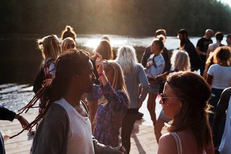 Die Jugendlichen auf der Party amüsieren sich