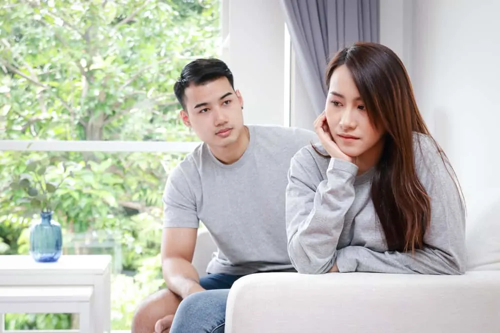 Ein junges asiatisches Liebespaar streitet im Haus