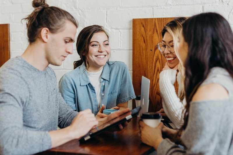 Eine Gruppe von Freunden in einem Café