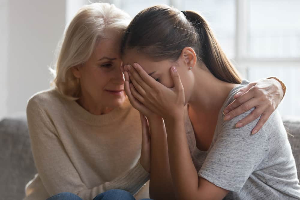 Eine besorgte Mutter tröstet ihre Tochter