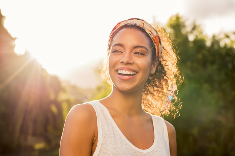 Eine schöne Afrikanerin lacht und genießt die Sonne