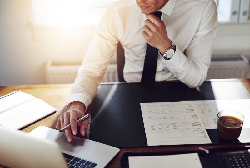 Mann arbeitet im Büro